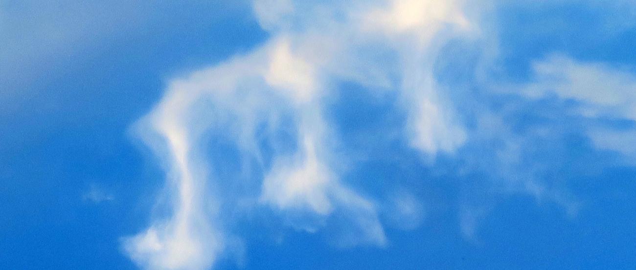 Wolkenformation, die drei Musiknoten zeigt