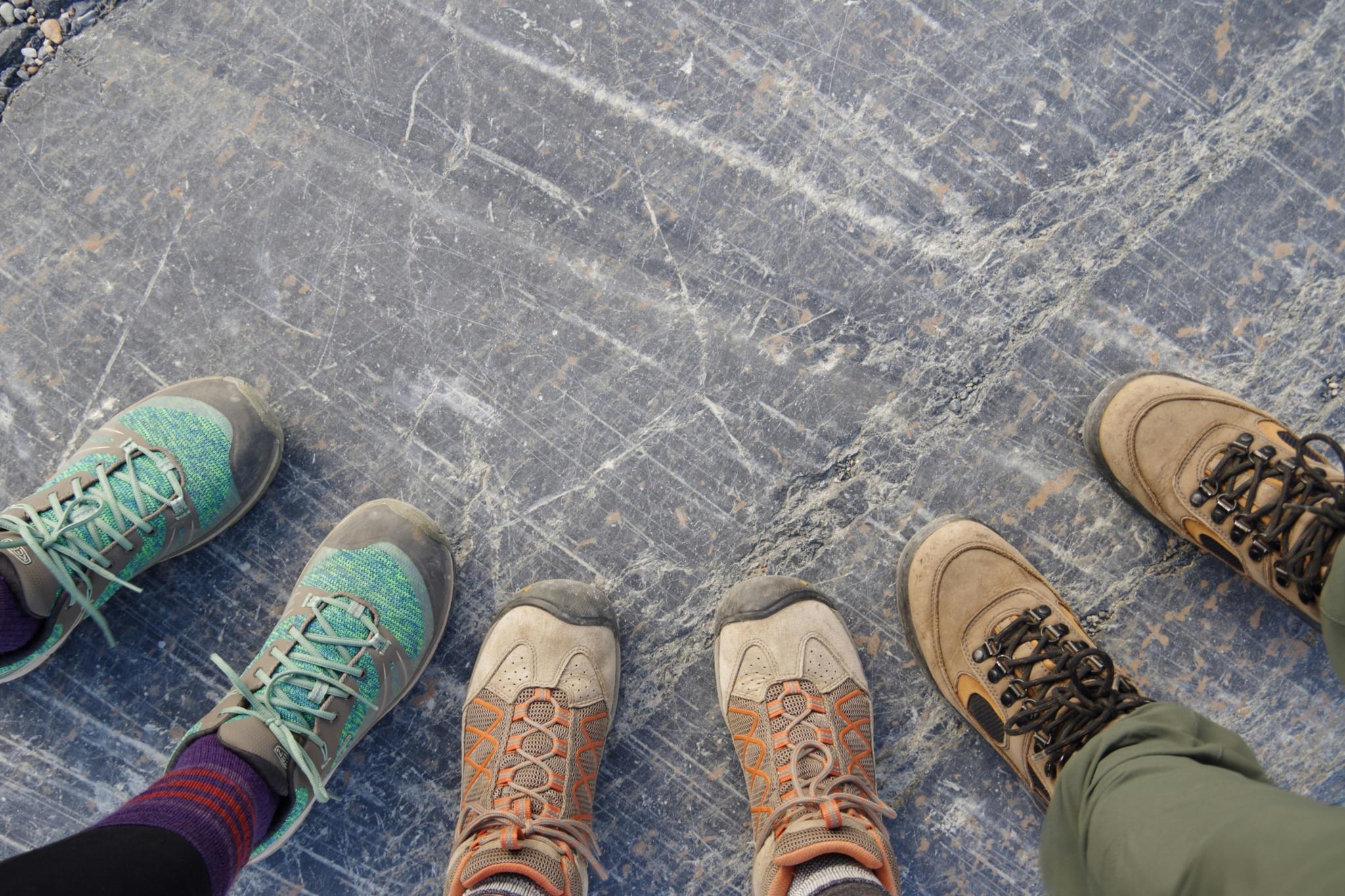 Wir sehen die Wanderschuhpaare von drei Personen