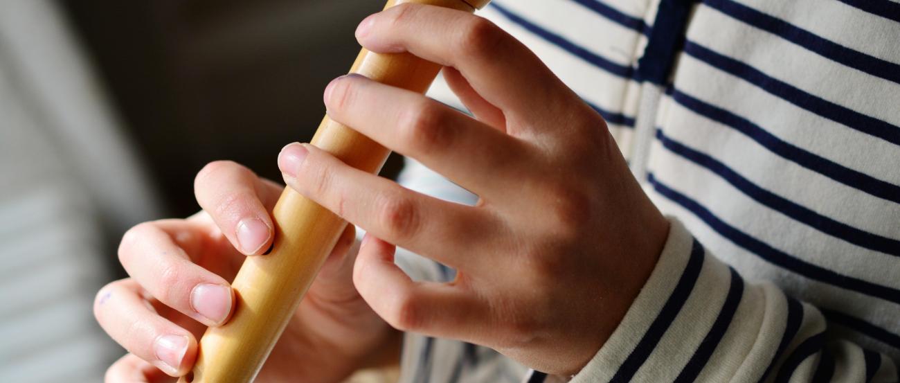 Kind spielt Blockflöte