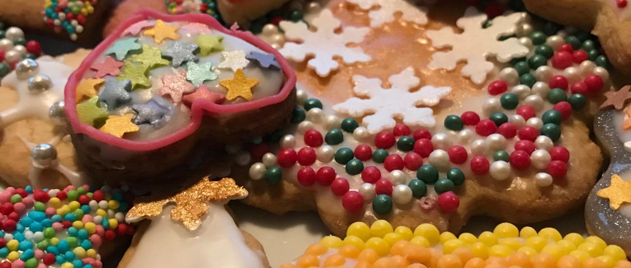 bunt verzierte Weihnachtsplätzchen