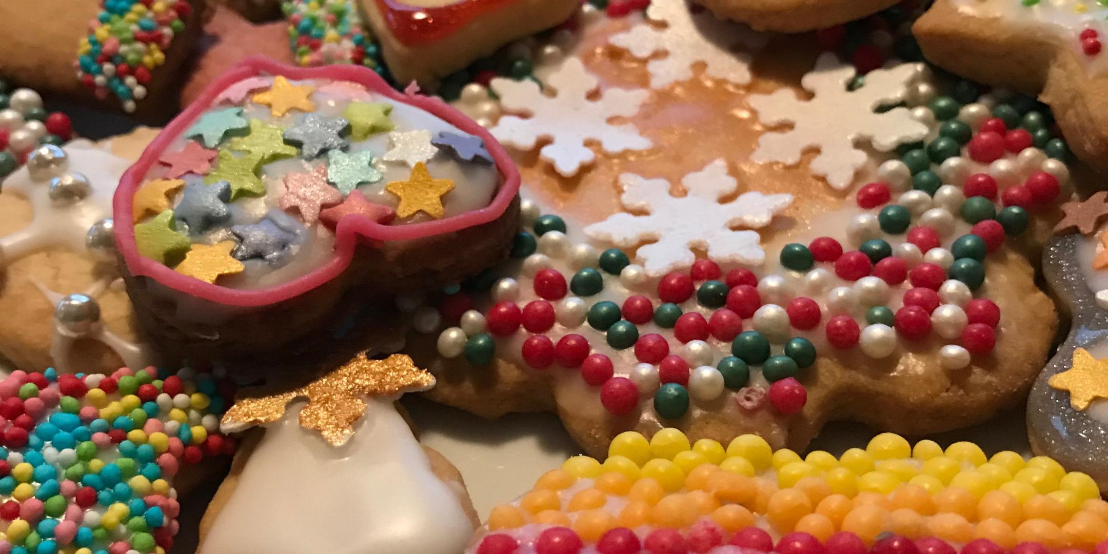 bunt verzierte Weihnachtsplätzchen