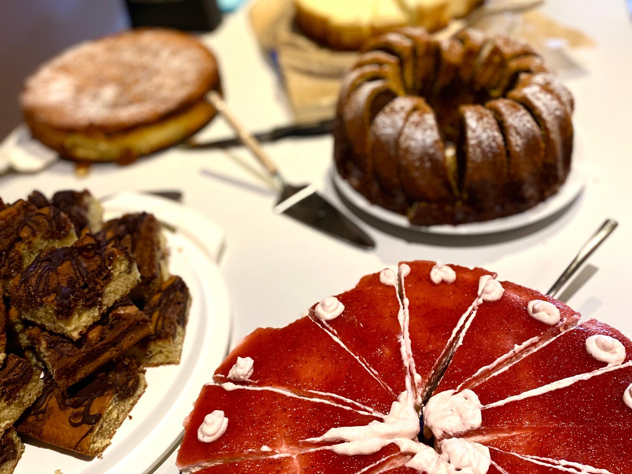 auf einem Tisch stehen mehrere Kuchen