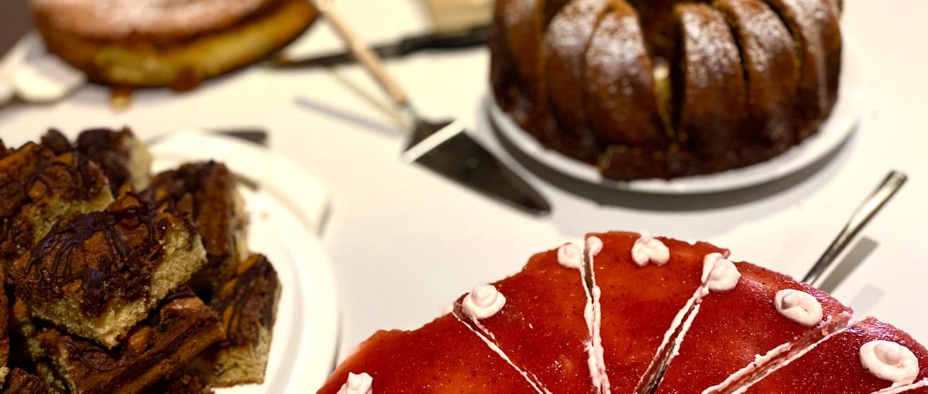 auf einem Tisch stehen mehrere Kuchen