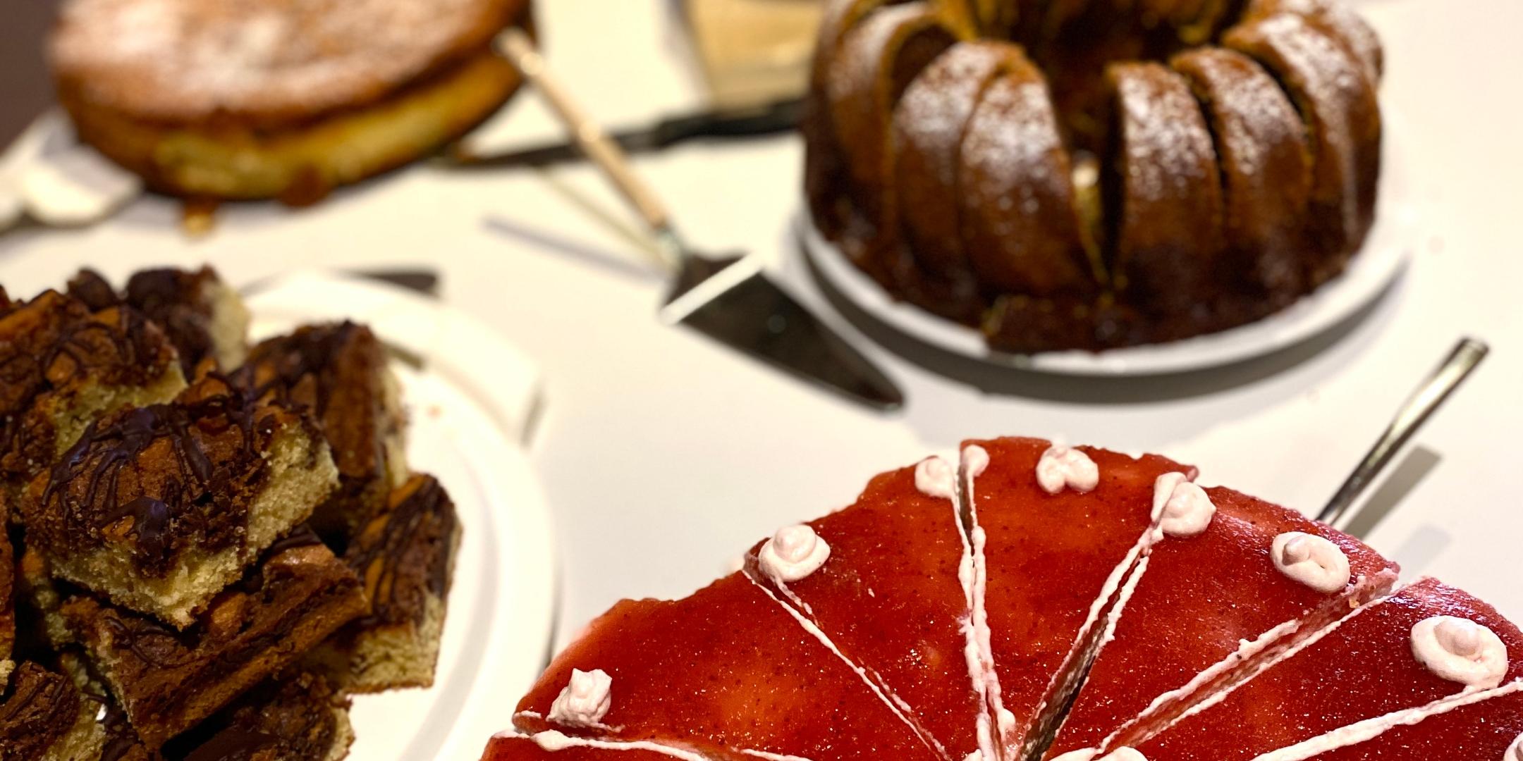 auf einem Tisch stehen mehrere Kuchen