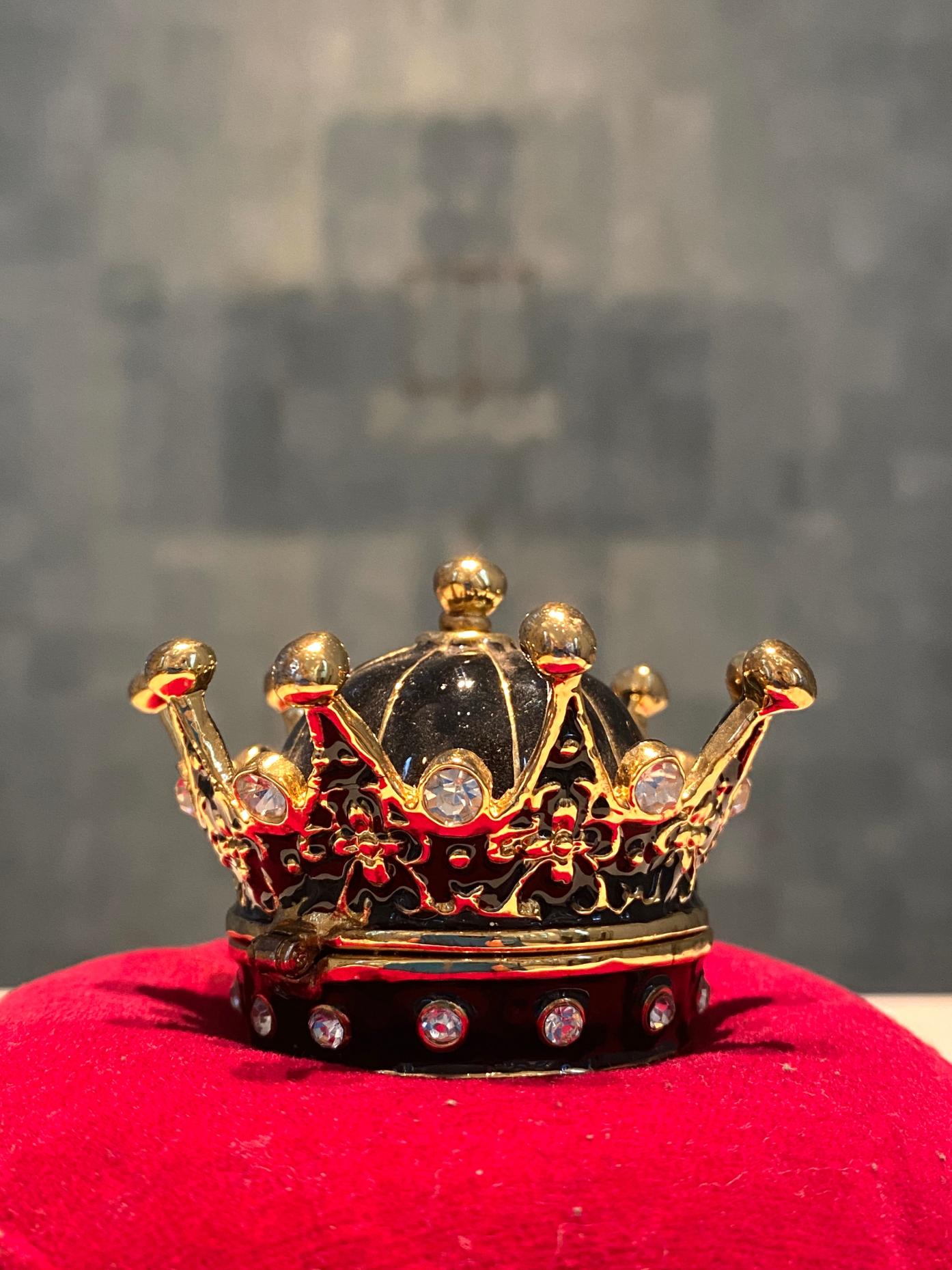 Wertvolle Krone auf rotem Kissen