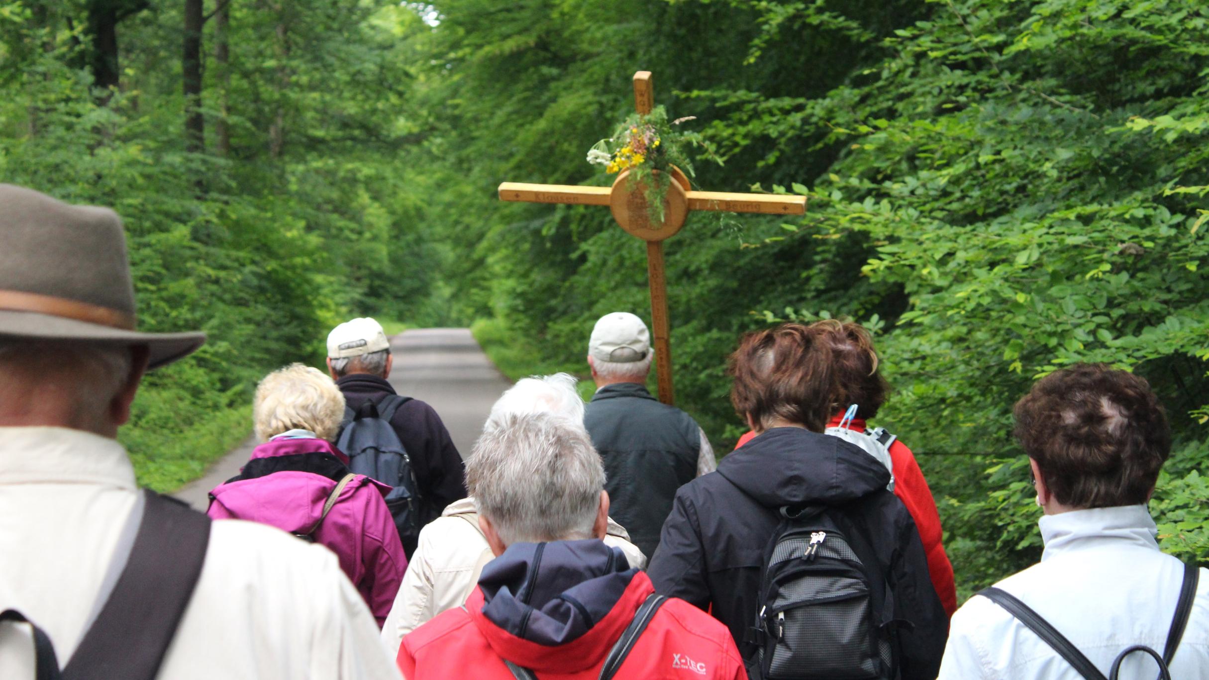 eine Gruppe von 8 Personen pilgernd unterwegs