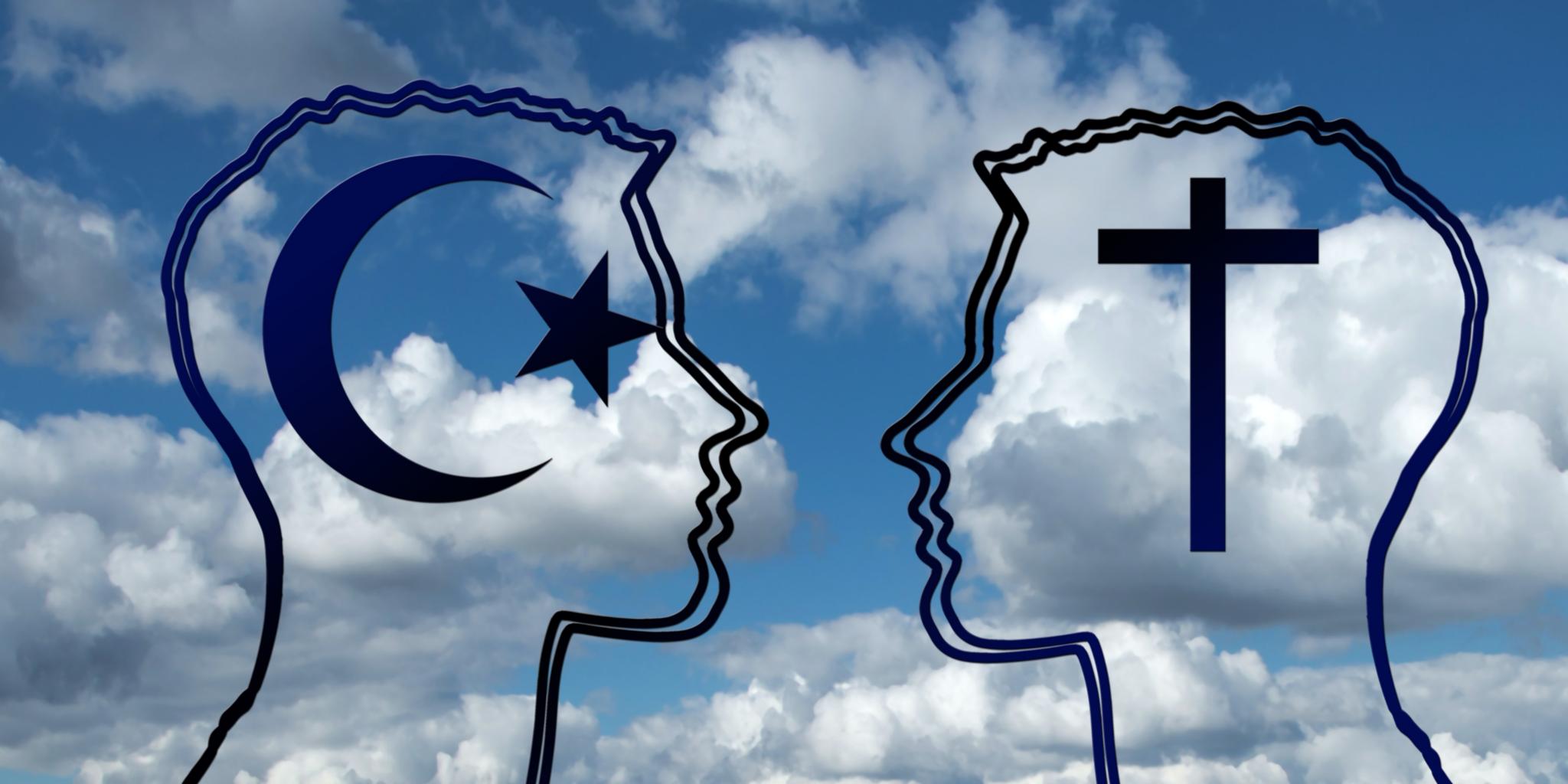 wir sehen zwei Köpfe, die sich zugewandt anschauen, in einem Kopf ist ein Kreuz abgebildet, in einem anderen der Halbmond