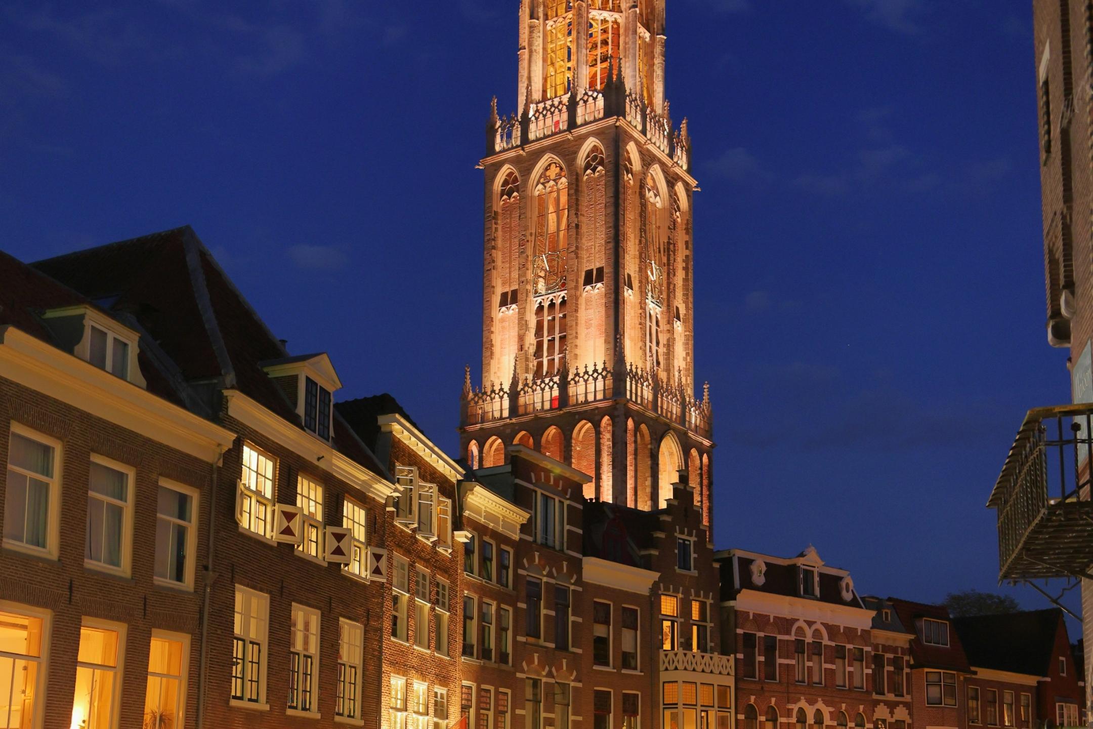 Nächtlicher Blick auf Utrecht und seinen Dom