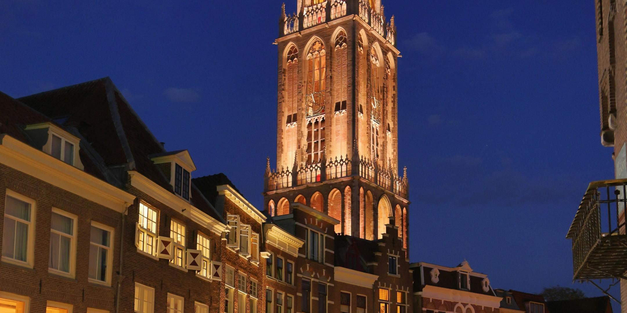 Nächtlicher Blick auf Utrecht und seinen Dom