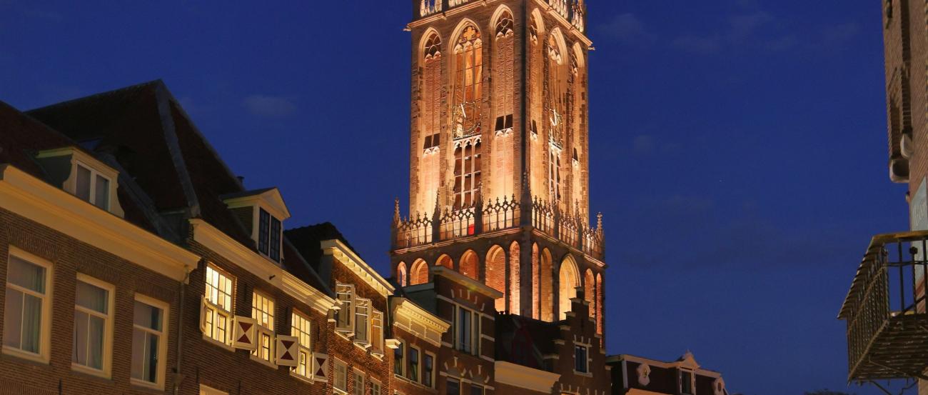 Nächtlicher Blick auf Utrecht und seinen Dom