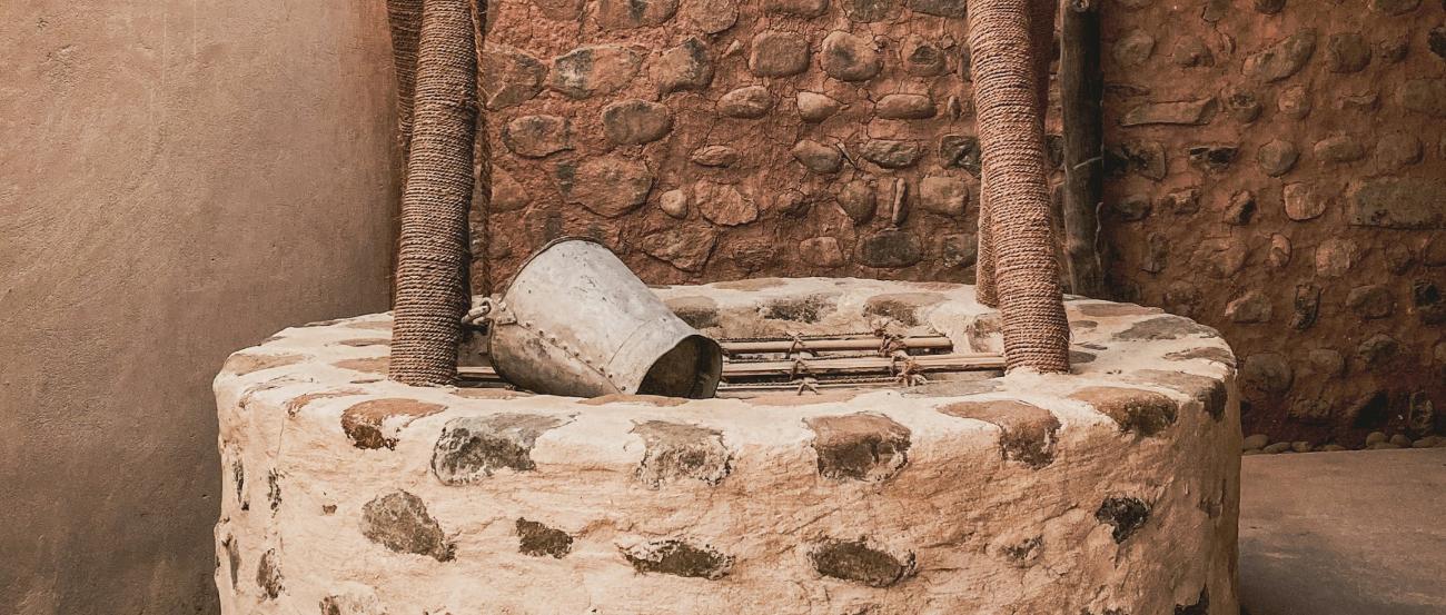 ein aus Ziegeln gemauerter Ziehbrunnen