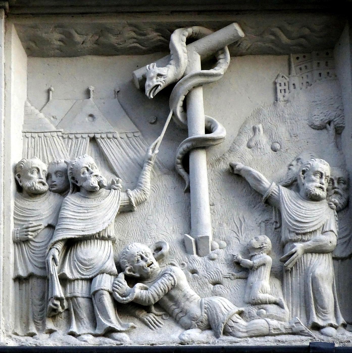 Das Bild zeigt ein Relief von der Schlange, die Moses in der Wüste erhöht hat