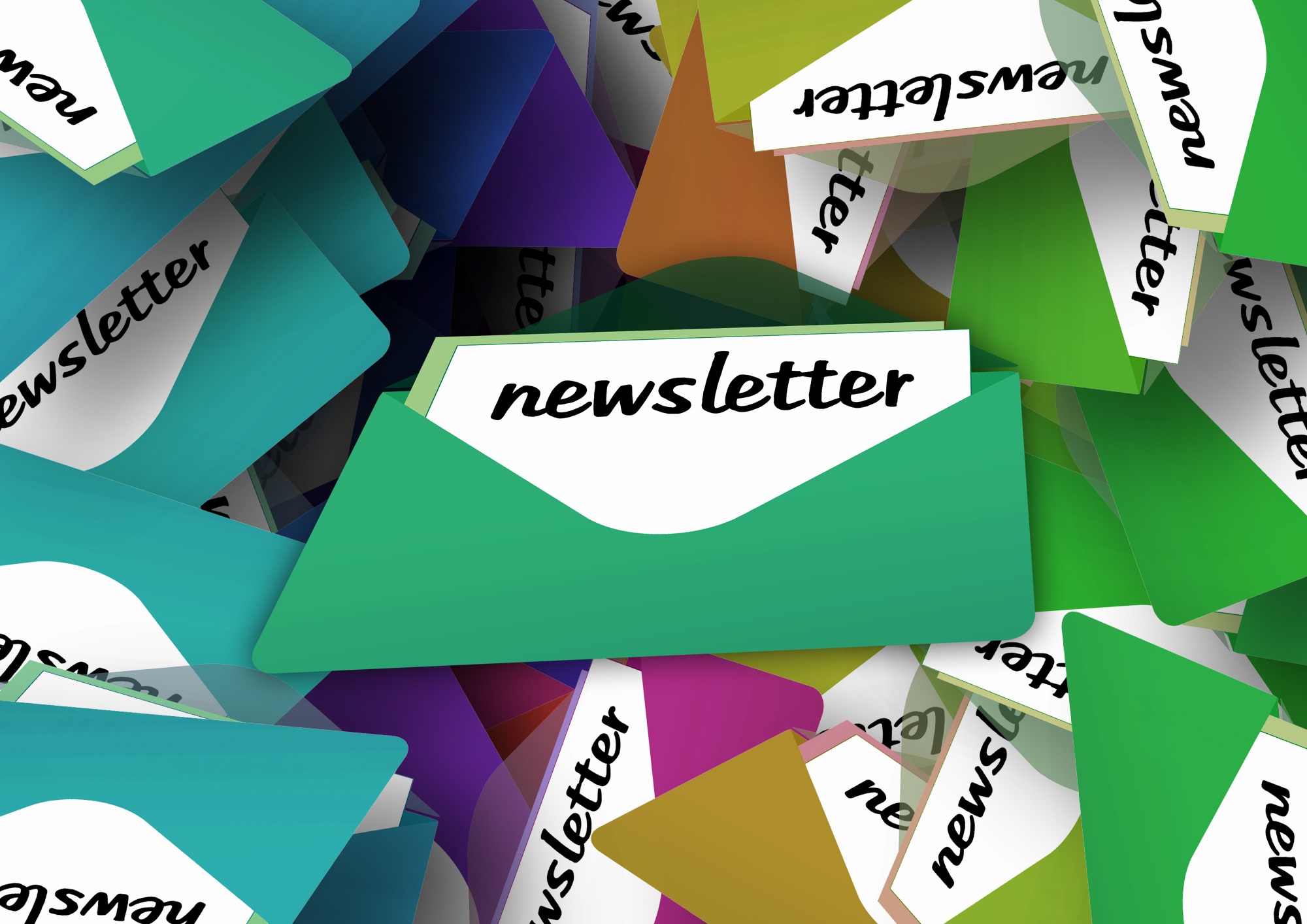 viele bunte geöffnete Briefumschläge, in denen ein weißer Zettel mit dem Aufdruck newsletter steckt