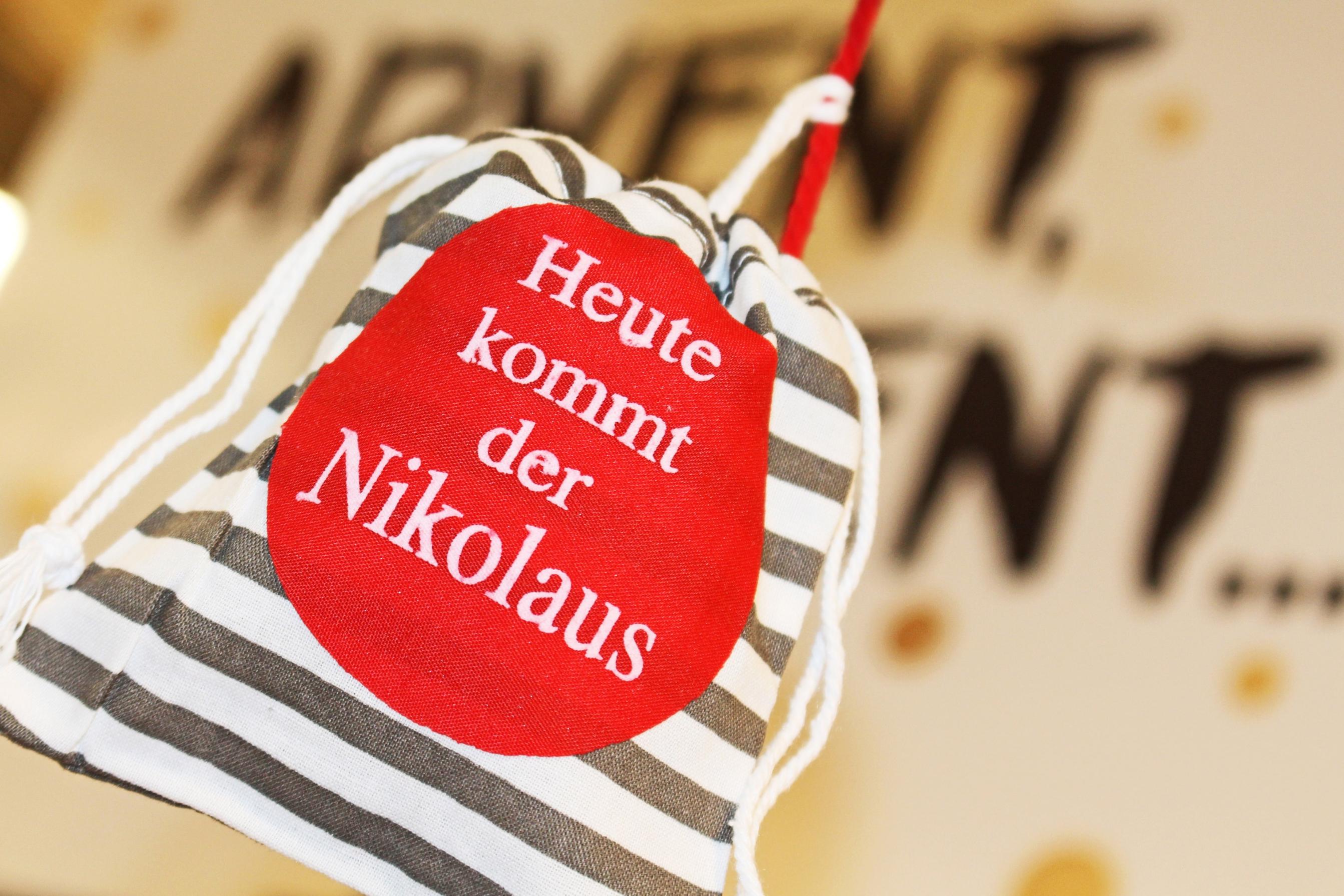 ein Jutesäckchen mit der Aufschrift Heute kommt der Nikolaus