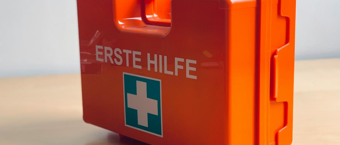 oranger erste Hilfe Koffer