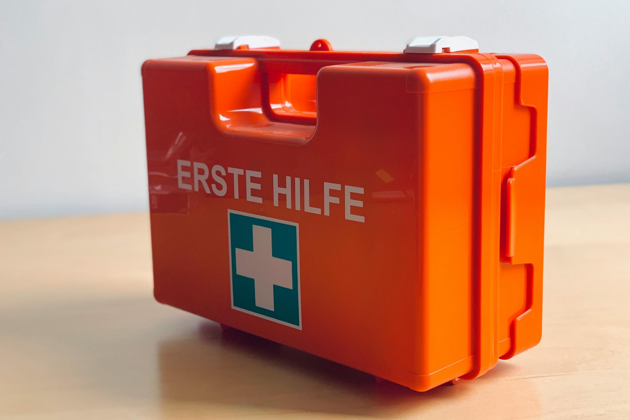 oranger erste Hilfe Koffer