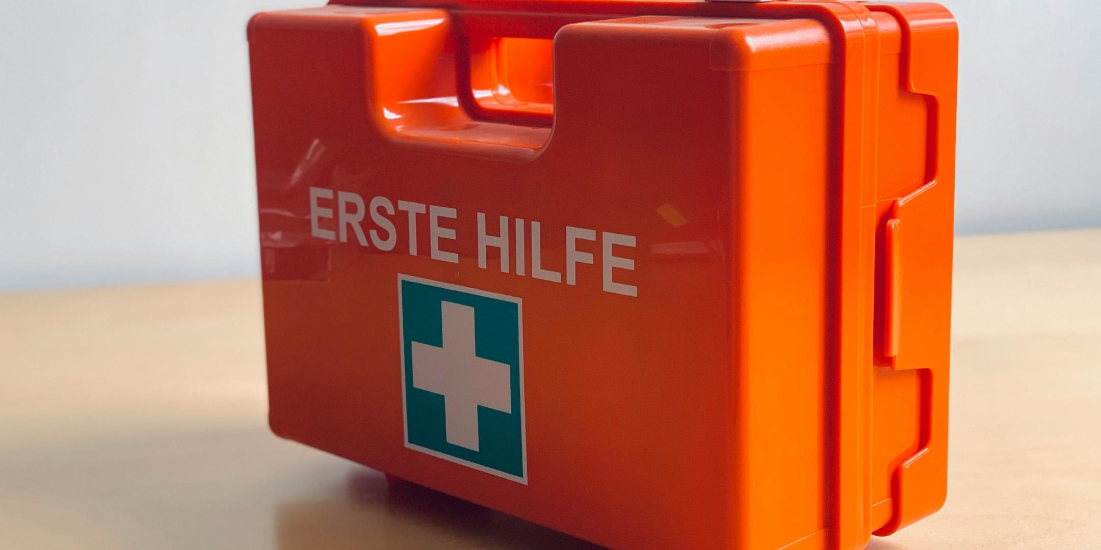 oranger erste Hilfe Koffer