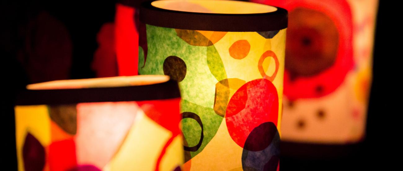 vier bunte St. Martins Laternen