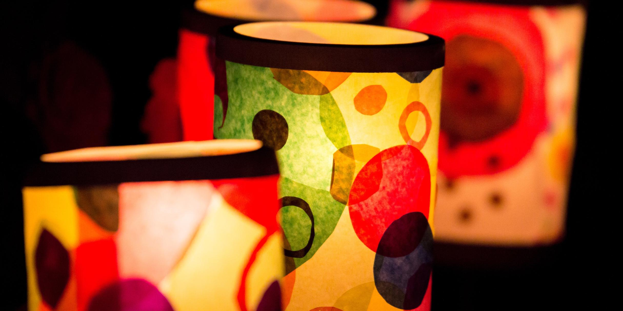 vier bunte St. Martins Laternen