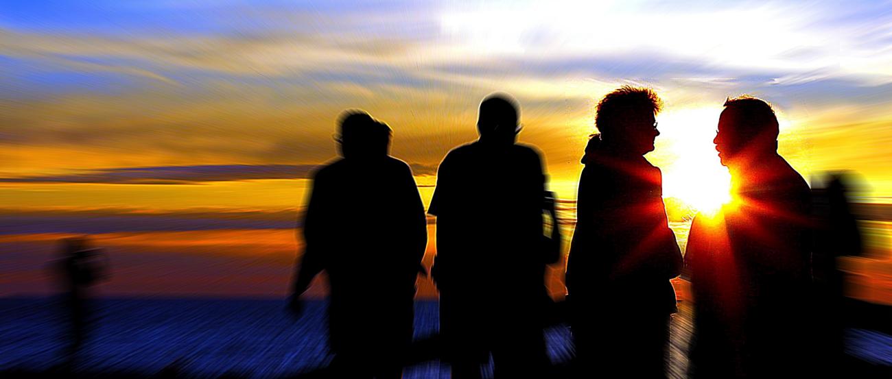 Menschen im Sonnenuntergang im Gespräch miteinander
