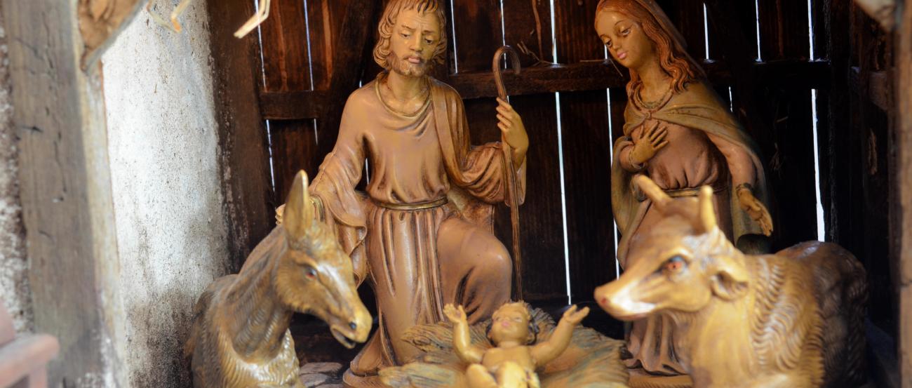 Eine Krippeszene aus Holz